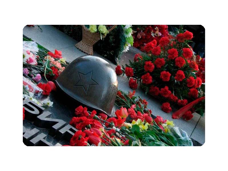 «Стена памяти» с фотографиями участников Великой Отечественной войны.
