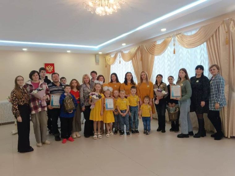 Сегодня в Старомайнском районе состоялся муниципальный этап окружного конкурса «Успешная семья», который проходит в Приволжском федеральном округе ежегодно c 2013 года.