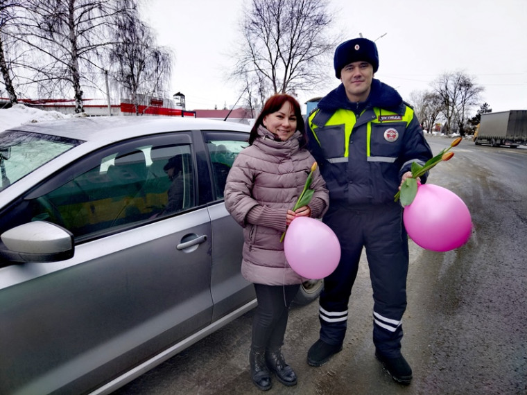 Сотрудники Госавтоинспекции провели профилактическую акцию «Цветочный патруль».