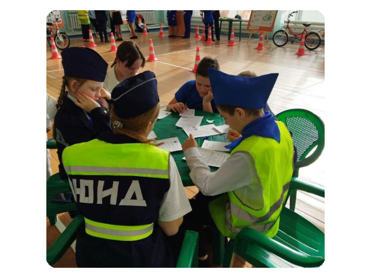 В Ульяновской области в день создания отрядов ЮИД прошел региональный слет юных инспекторов движения.