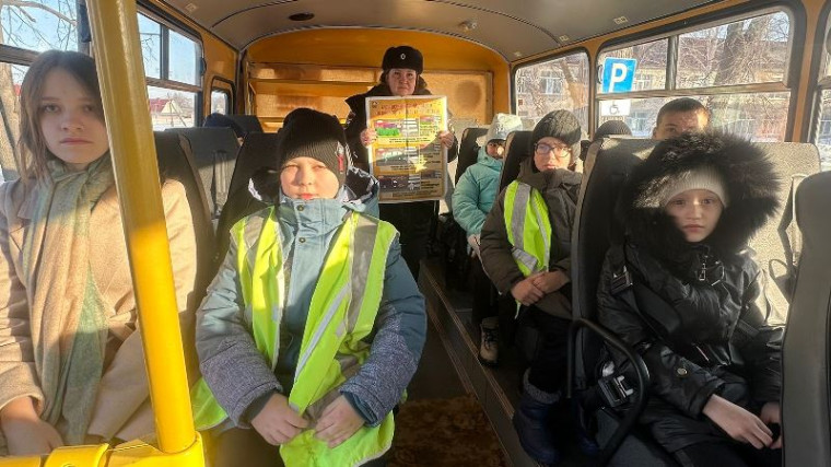 Сотрудники отделения ГИБДД МО МВД России &quot;Чердаклинский&quot; провели уроки дорожной безопасности в школьных автобусах.