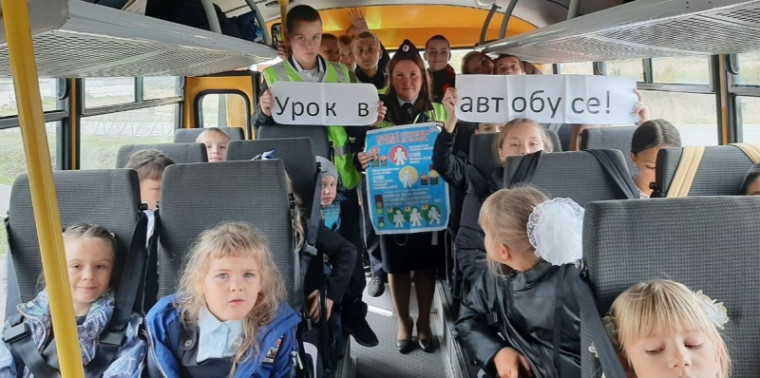 Сотрудники отделения ГИБДД МО МВД России ,, Чердаклинский&#039;&#039; провели уроки дорожной безопасности в школьных автобусах.